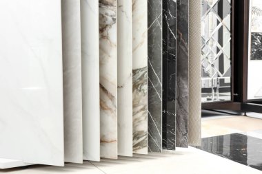 Depoda sergilenen çok sayıda farklı döşeme örnekleri