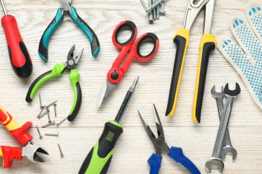 Farklı pense, makas ve diğer aletler ahşap masa, düz yatar