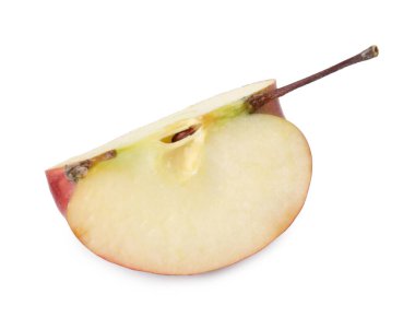 Olgun kırmızı elma parçası beyaza izole edilmiş.