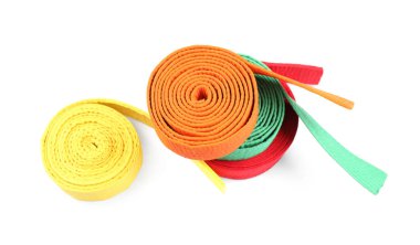 Birçok farklı karate kemeri beyaza izole edilmiş, manzaranın üstünde