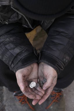 Dışarıda bozuk para tutan zavallı evsiz adam, yakın plan.