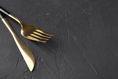 Siyah masaya güzel bir çatal bıçak seti, yakın plan. Metin için boşluk