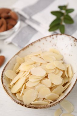 Beyaz masada taze badem gevrekleri, yakın plan.