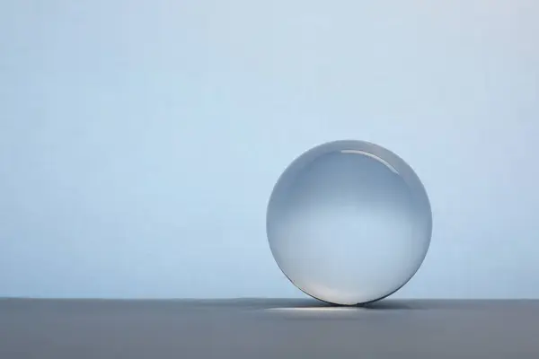 Boule Verre Transparente Sur Table Sur Fond Bleu Clair Espace — Photo