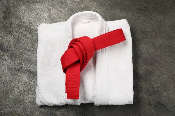 Cinturón Karate Rojo Kimono Blanco Sobre Fondo Texturizado Gris Vista — Foto de Stock