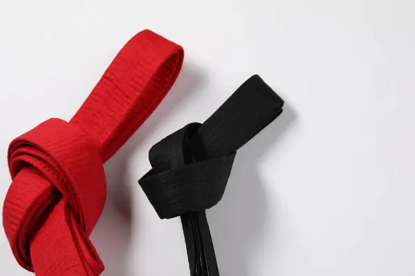 Cinturones Karate Rojos Negros Sobre Fondo Blanco Plano Espacio Para — Foto de Stock