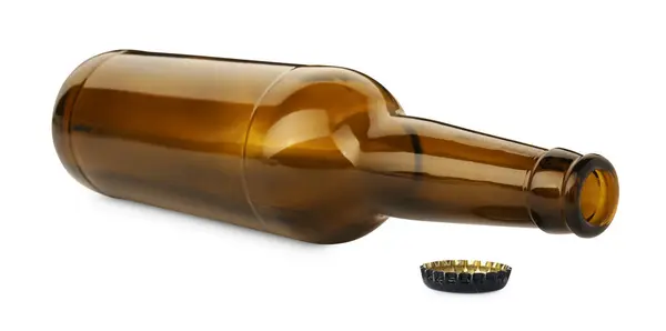Una Botella Cerveza Marrón Vacía Una Tapa Aisladas Blanco — Foto de Stock