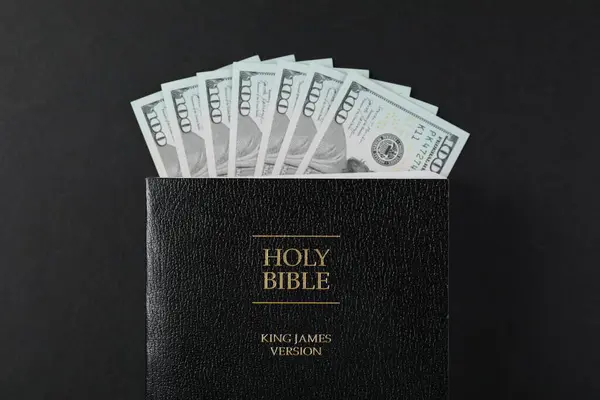 Библия Деньгами Черном Фоне Вид Сверху — стоковое фото