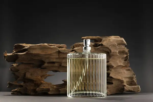 Luxus Férfi Parfüm Üvegben Szürke Asztalon — Stock Fotó