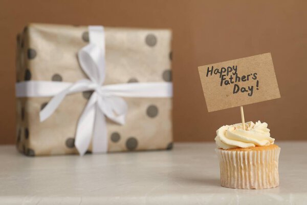 Feliz Día Del Padre Sabroso Cupcake Con Saludos Caja Regalo — Foto de Stock