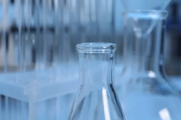 Laboranalysen Verschiedene Gläser Auf Dem Tisch Drinnen Nahaufnahme — Stockfoto