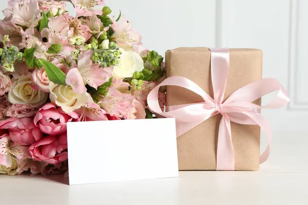 Feliz Dia Mãe Caixa Presente Cartão Branco Buquê Flores Bonitas — Fotografia de Stock