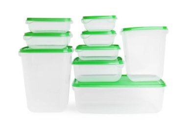 Beyaz arka planda boş plastik kaplar. Yiyecek deposu