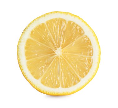 Taze limonun yarısı beyaza izole edilmiş.