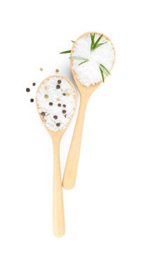 Biberiyeli tuz ve kaşıklardaki biberli mısır, beyaza izole edilmiş, üst manzara