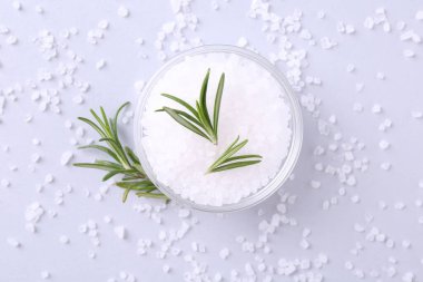 Tuz ve biberiye kasede Işık masasında, düz yatıyordu