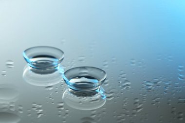 Islak ayna yüzeyinde bir çift kontakt lens. Metin için boşluk