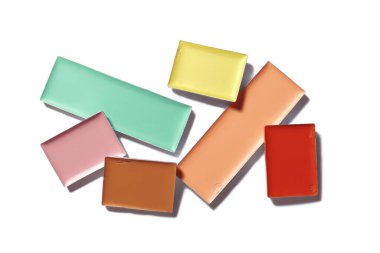 Beyaz arkaplan ve üst görünümde farklı renk düzeltme aygıtları