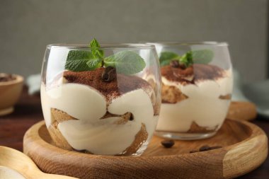 Bardakta nefis tiramisu, nane yaprakları ve kahve çekirdekleri, yakın plan.