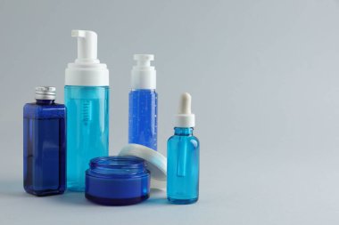 Beyaz arka planda lüks kozmetik ürünleri seti. Metin için boşluk