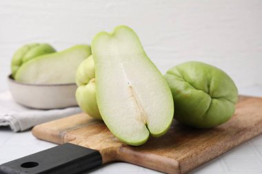 Beyaz karolar üzerinde kesim ve tüm chayote masa, yakın çekim