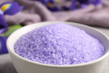 Tabaktaki doğal deniz tuzu, yakın plan.