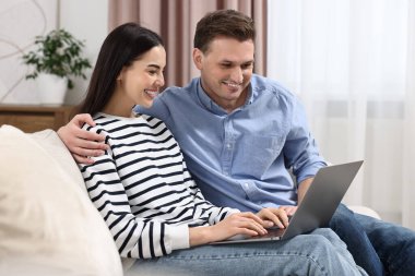 mutlu çift dizüstü evde birlikte kullanma