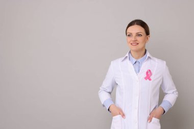 Gri arka planda pembe kurdeleli Mammolog, mesaj için yer var. Göğüs kanseri farkındalığı