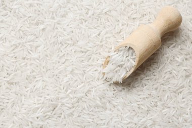 Çiğ basmati pilavı ve kepçe, üst manzara. Metin için boşluk