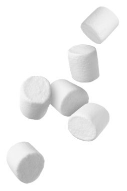 Beyaz arka planda uçuşan bir sürü leziz lokum.