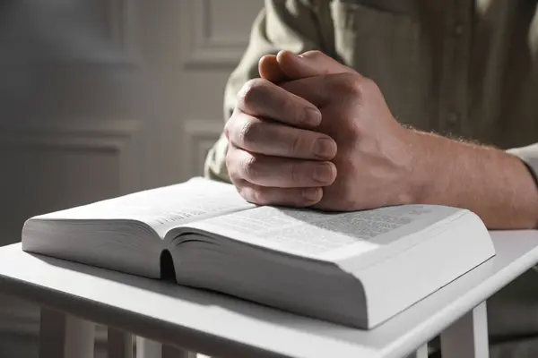 Religione Uomo Cristiano Che Prega Sulla Bibbia Chiuso Primo Piano — Foto Stock