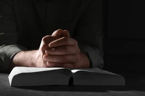 Religione Uomo Cristiano Che Prega Sulla Bibbia Tavola Primo Piano — Foto Stock