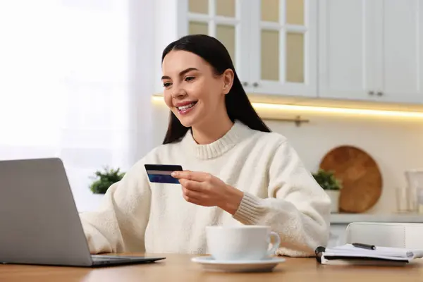 Szczęśliwa Młoda Kobieta Karty Kredytowej Pomocą Laptopa Zakupy Online Przy — Zdjęcie stockowe