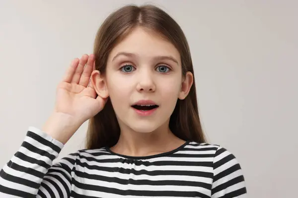 Malá Dívka Poruchou Sluchu Šedém Pozadí — Stock fotografie