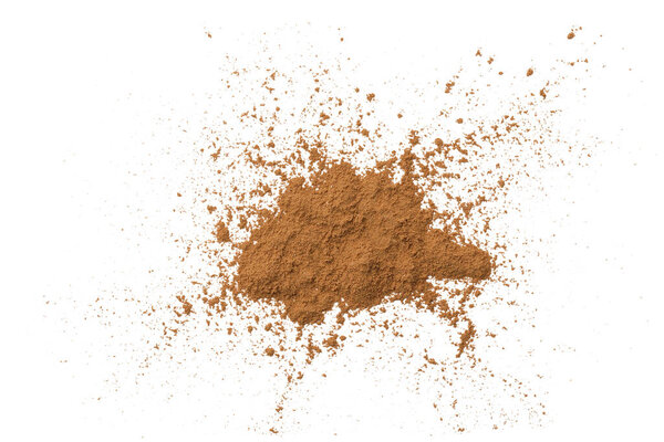Сухой ароматический порошок корицы, изолированный на белом, вид сверху