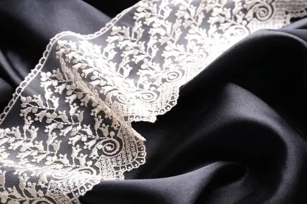 Krásná Bílá Krajka Černé Tkanině Detailní Záběr — Stock fotografie