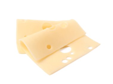 Lezzetli taze peynir dilimleri beyaz üzerine izole edilmiş.