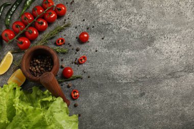 Yemek pişirme konsepti. Tahta harç ve gri desenli masa üzerinde farklı ürünler. Metin için boşluk