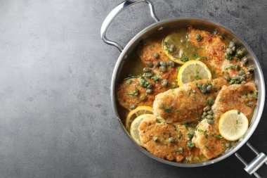 Gri masada nefis tavuk piccata, üst manzara. Metin için boşluk