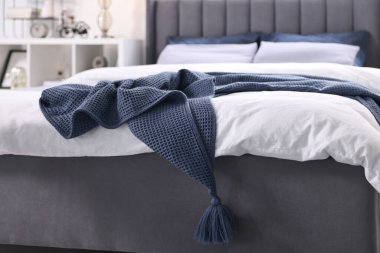 Yatak odasındaki yumuşak mavi ekose.