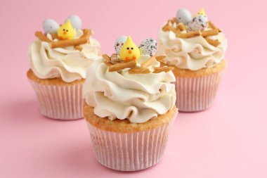 Pembe arka planda vanilya kremalı Paskalya kekleri. Yakın plan.