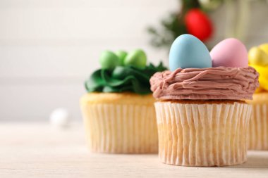 Ahşap masadaki lezzetli paskalya çörekleri, yakın plan. Metin için boşluk