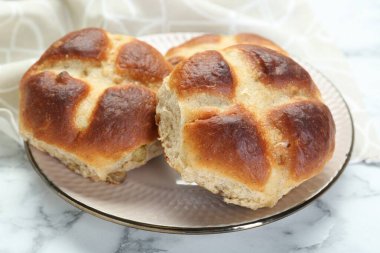 Beyaz mermer masada sıcak çörekler