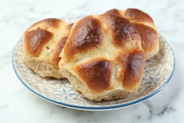 ขนมป งกรอบร อนบนโต อนส ขาว ใกล — ภาพถ่ายสต็อก