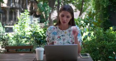 Tahta masada dizüstü bilgisayar kullanan güzel bir kadın.