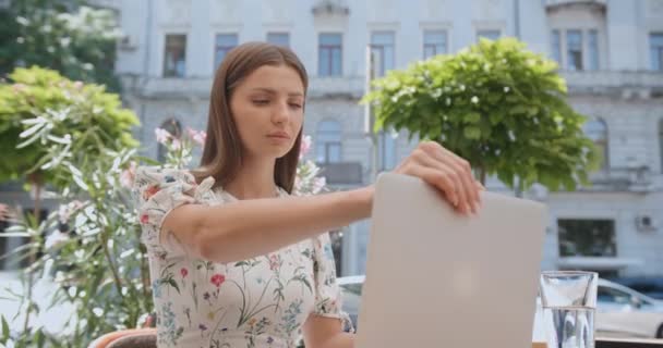 Krásná Žena Pomocí Notebooku Stolu Venku Nízký Úhel Pohledu — Stock video