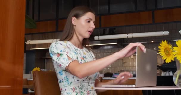 Mooie Vrouw Sluiten Laptop Afloop Van Het Werk Cafe Lage — Stockvideo