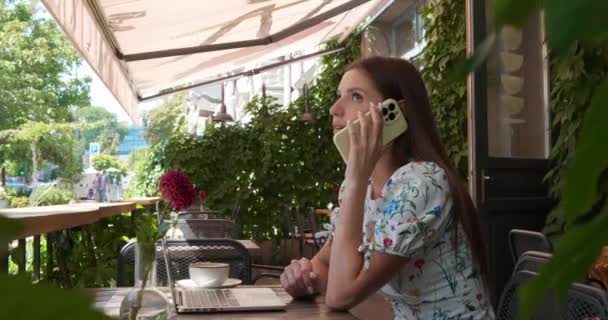 Krásná Žena Mluví Telefonu Při Použití Notebooku Venkovní Kavárně — Stock video