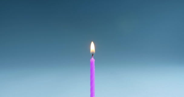 Explodir Vela Festiva Violeta Fundo Azul Claro — Vídeo de Stock