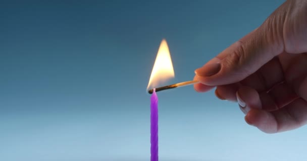 Žena Osvětlení Fialová Slavnostní Svíčka Světle Modrém Pozadí Detailní Záběr — Stock video